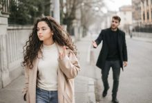 از کجا بفهمیم دختری از ما بدش میاد؟ 9 نشانه و 12 ترفند