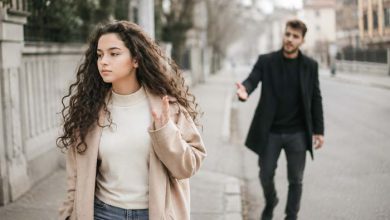 از کجا بفهمیم دختری از ما بدش میاد؟ 9 نشانه و 12 ترفند